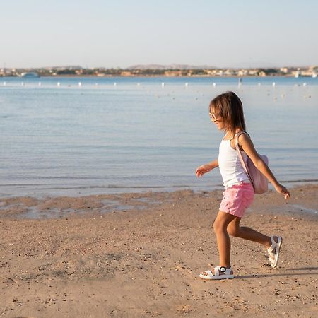 Grand Waterworld Makadi Family Star - Couples And Families Only Hotel Hurghada Exterior photo A child walking on the beach