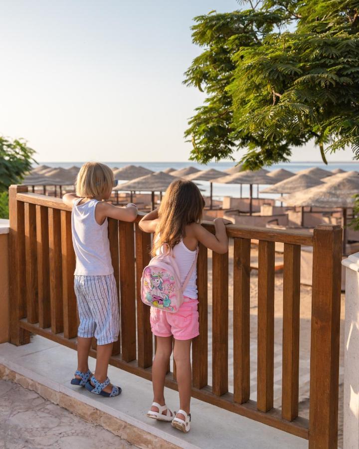 Grand Waterworld Makadi Family Star - Couples And Families Only Hotel Hurghada Exterior photo Children on a balcony