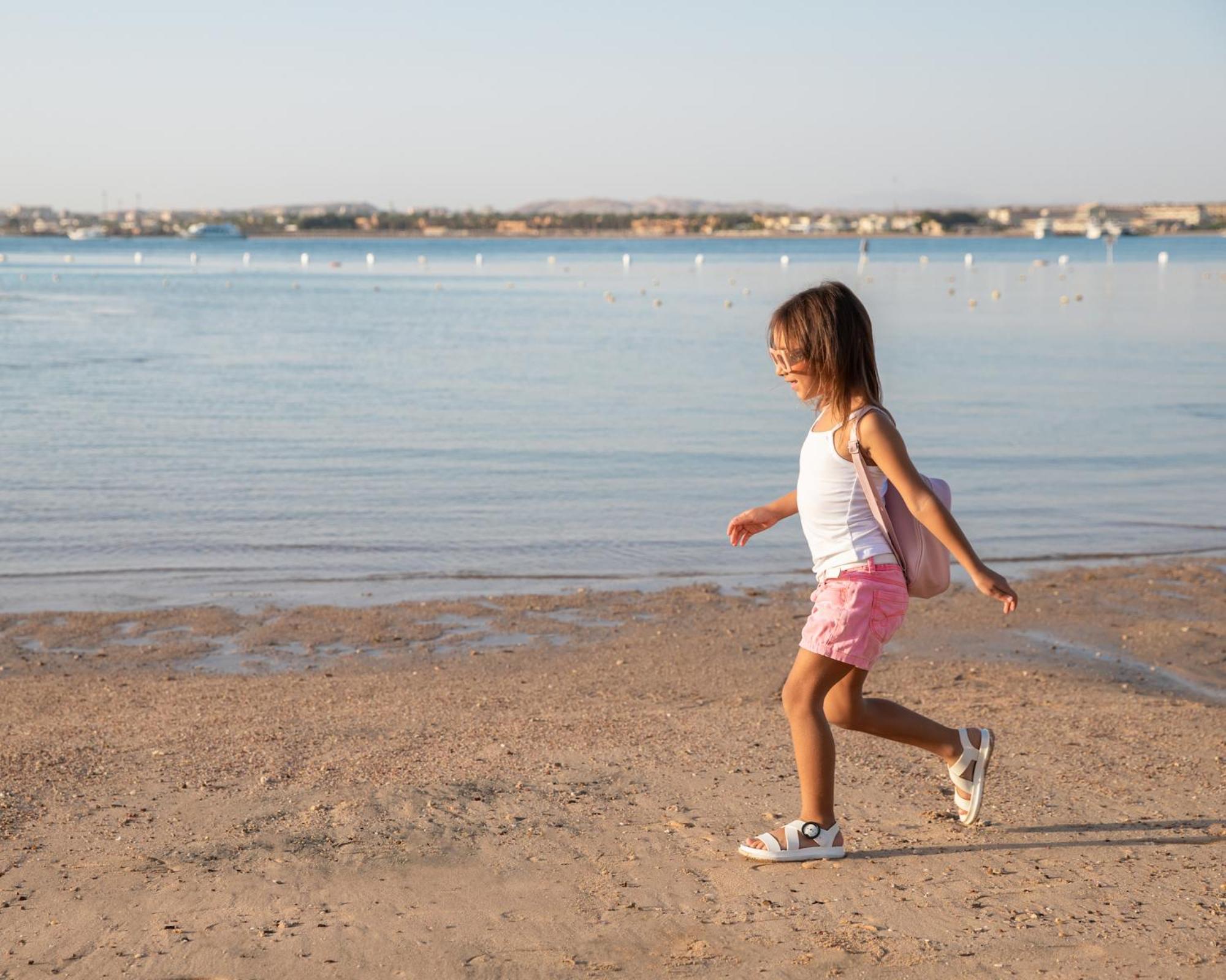 Grand Waterworld Makadi Family Star - Couples And Families Only Hotel Hurghada Exterior photo A child walking on the beach