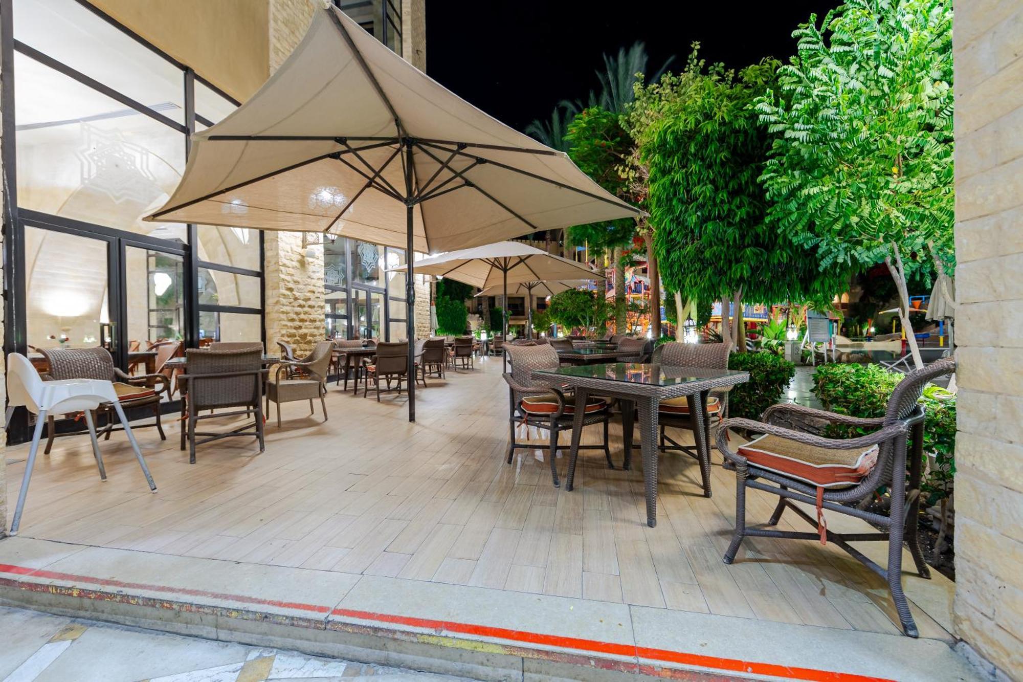 Grand Waterworld Makadi Family Star - Couples And Families Only Hotel Hurghada Exterior photo The hotel's outdoor dining area